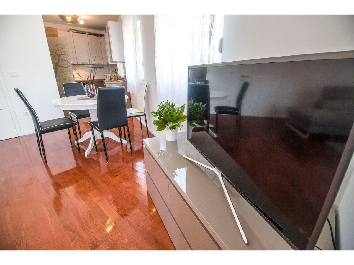 Olive Tree Apartment โปดสตรานา ภายนอก รูปภาพ