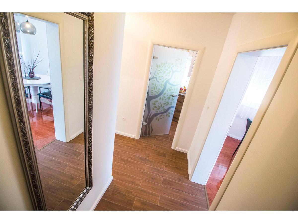 Olive Tree Apartment โปดสตรานา ภายนอก รูปภาพ